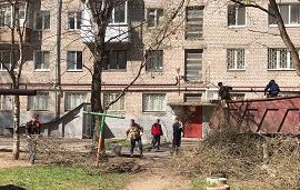 Кронирование и вывоз веток с придомовых территорий