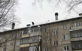 Уборка снега с кровли дома по адресу ул. Стахановская, 42