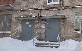 Очистка подъездных козырьков дома по адресу ул. Советской Армии, 17