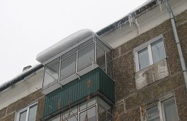 Кто должен чистить козырьки балконов?