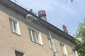 Установка защитного леера на кровле дома по адресу ул. Стахановская, 42