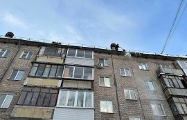 Уборка снега и наледи с кровли дома по адресу ул. Стахановская, 42