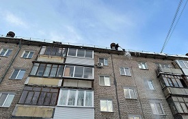 Уборка снега и наледи с кровли дома по адресу ул. Стахановская, 42