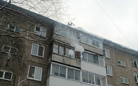 Очистка от снега и наледи кровли дома по адресу ул. Льва Толстого, 33