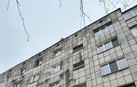 Очистка кровли домов от снежных навесов и наледи