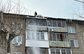 Уборка снега и наледи с кровли домов