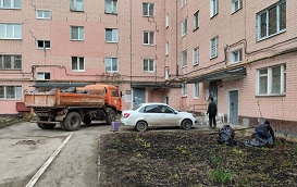 Вывоз мусора с придомовых территорий по адресу ул. Танкистов, 8, 10, 12