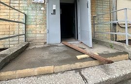 Косметический ремонт входных групп дома по адресу ул. Карпинского, 38