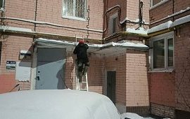 Очистка подъездных козырьков от снега