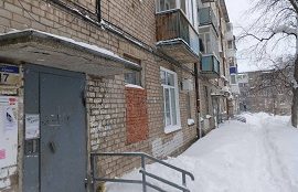 Очистка козырьков входных групп от снега и наледи