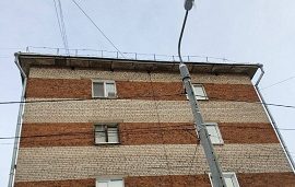 Уборка снега с кровли домов