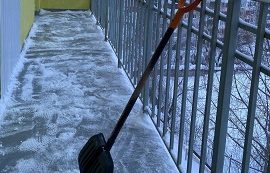 Уборка снега и наледи в доме по адресу ул. Коломенская, 49А